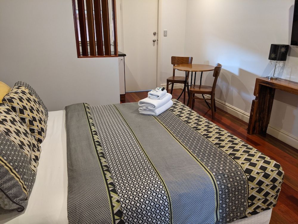 Ettalong Beach Tourist Resort Deluxe Room - One Queen Bed (Shared Balcony) 3