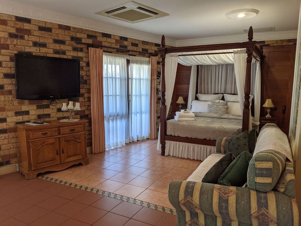 Ettalong Beach Tourist Resort Deluxe Spa Room - One Queen Bed (Shared Balcony)