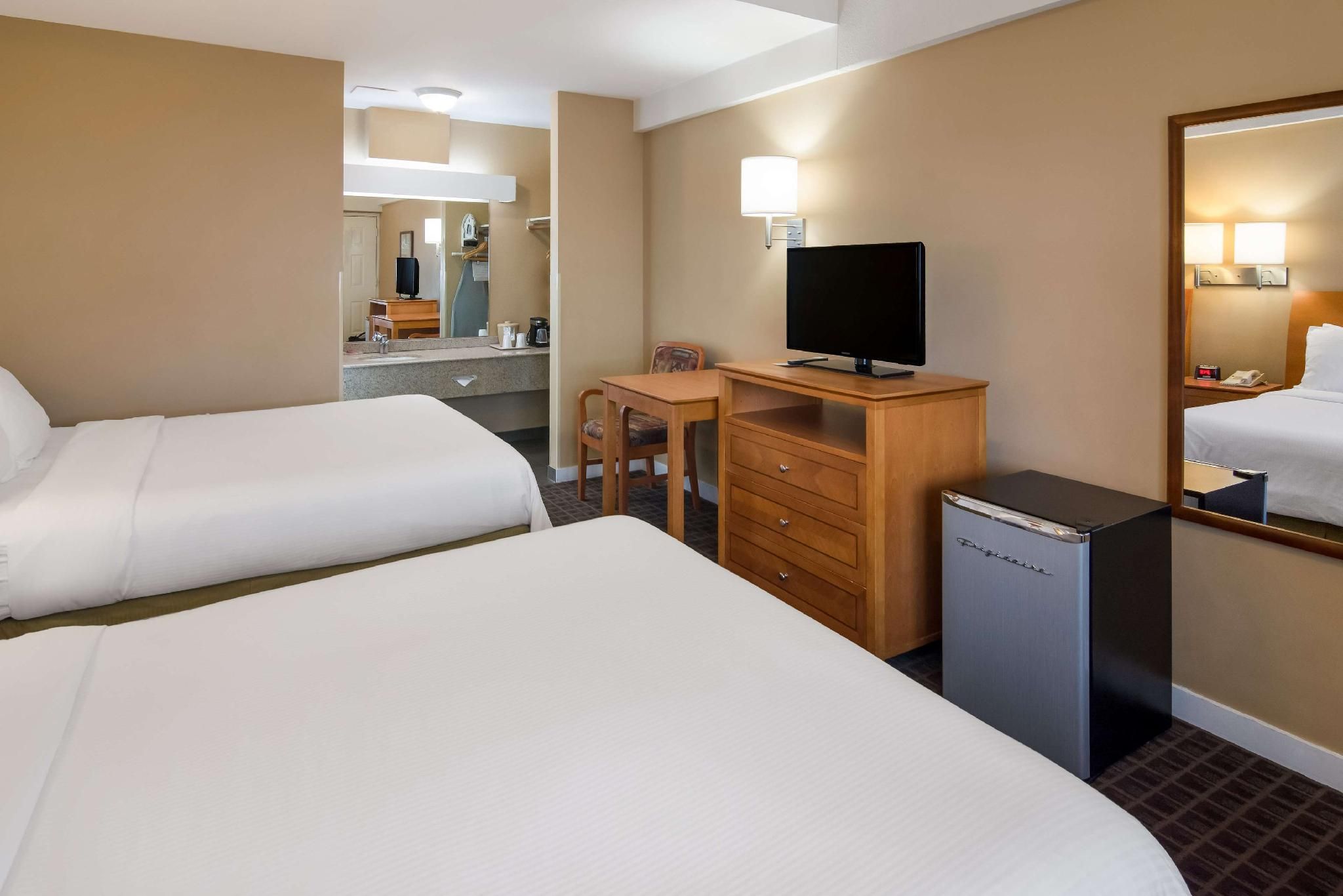 Suite - 2 Single Beds, Nonsmoking, Sofabed