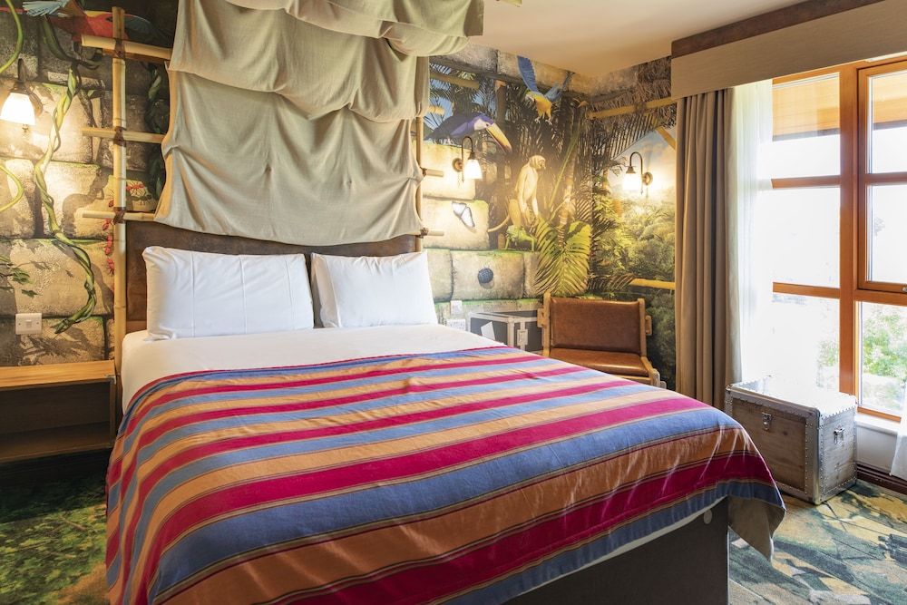 Chessington Safari Hotel Azteca Monkey family room with Wanyama view