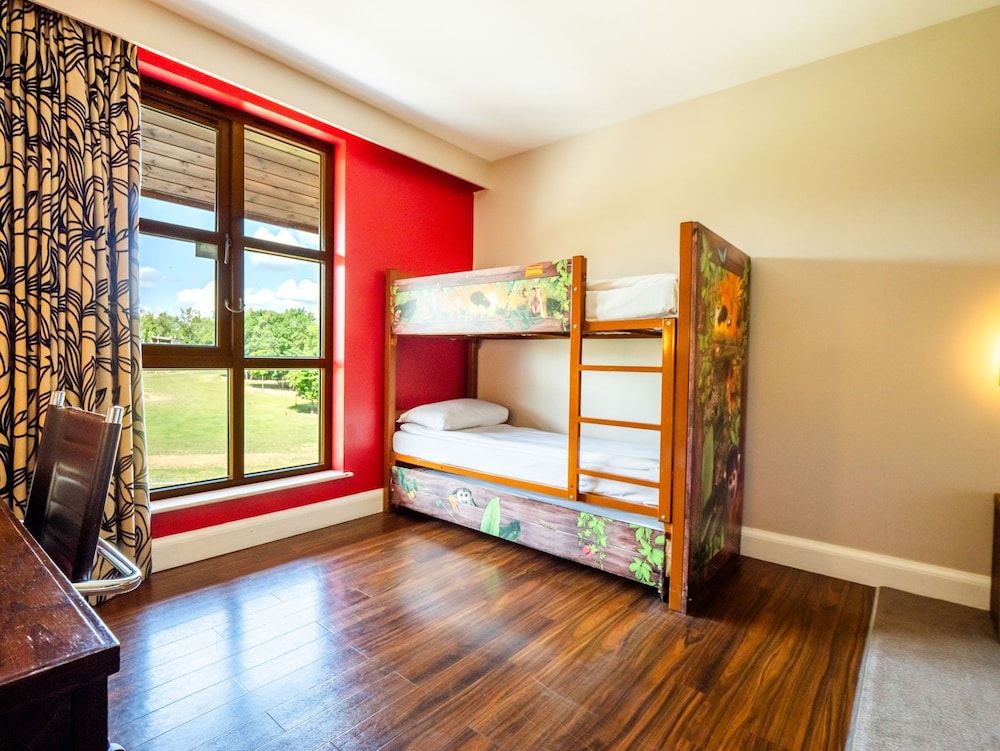 Chessington Safari Hotel Safari King Family room with bunk beds & Wanyama view