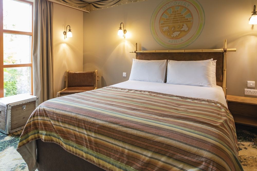 Azteca Discovery family room