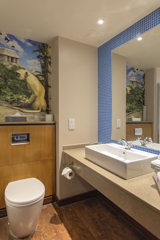 Chessington Safari Hotel Azteca Monkey family room with Wanyama view 4