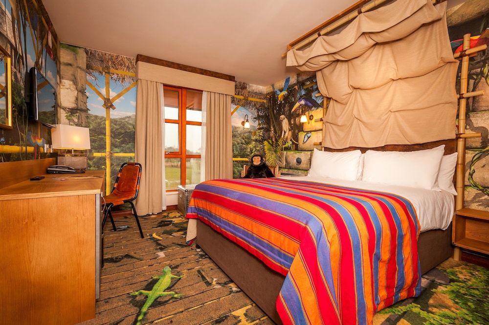 Chessington Safari Hotel Azteca Monkey family room with Wanyama view 3