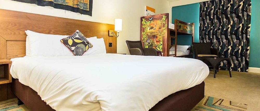 Chessington Safari Hotel Safari Double Room with Bunk Beds & Wanyama view