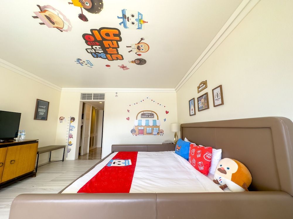 Lotte Hotel Guam Bread Barbershop Pool Side Club with Club Lounge Access 2