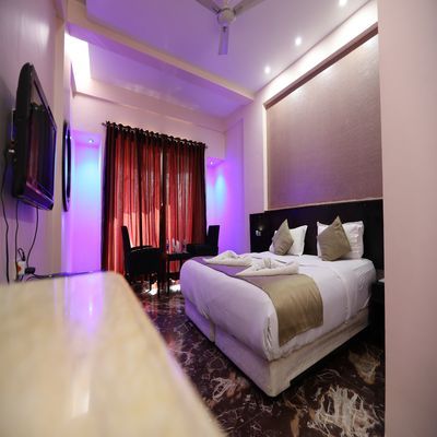 Hotel Aristro Deluxe AC Room  3