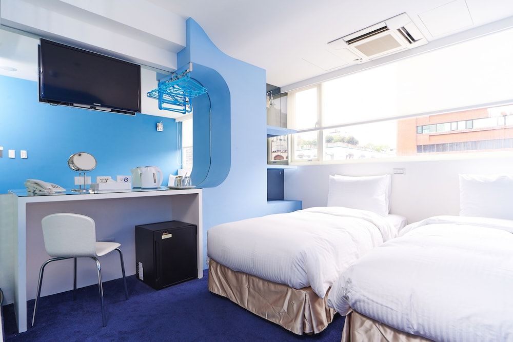 undefined Forever Inn 10