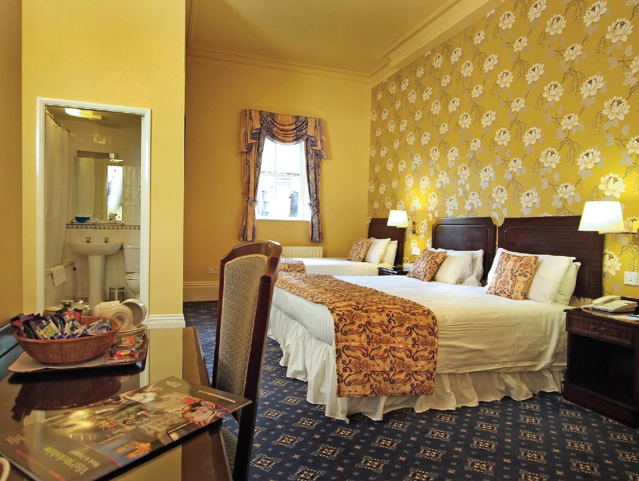 Family Room (2 Adults + 1 Child)