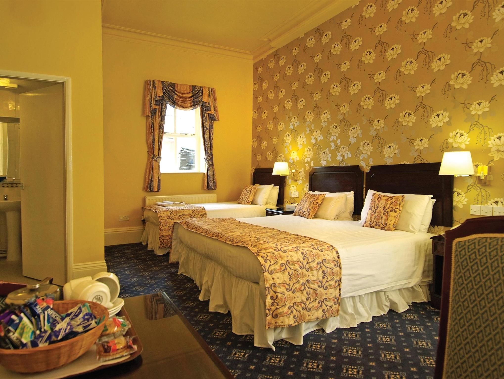 Family Room (2 Adults + 1 Child)