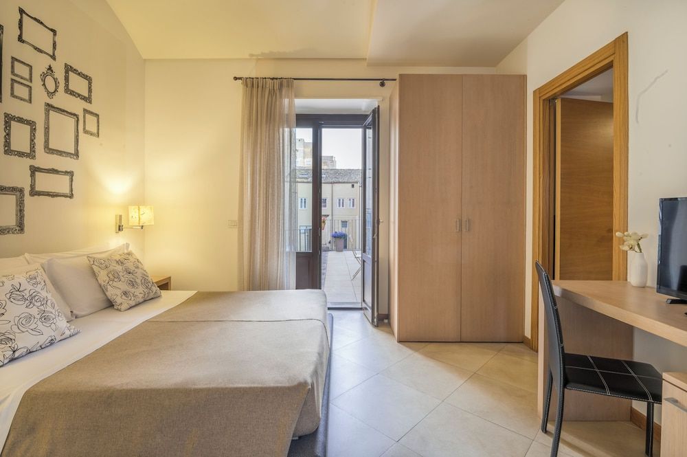 Vittorio Veneto Hotel Superior Triple Room 9