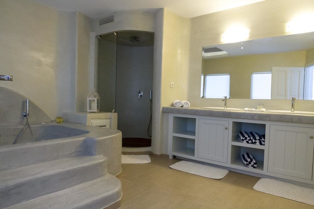 Celestia Grand Junior Villa, Jetted Tub, Sea View 4