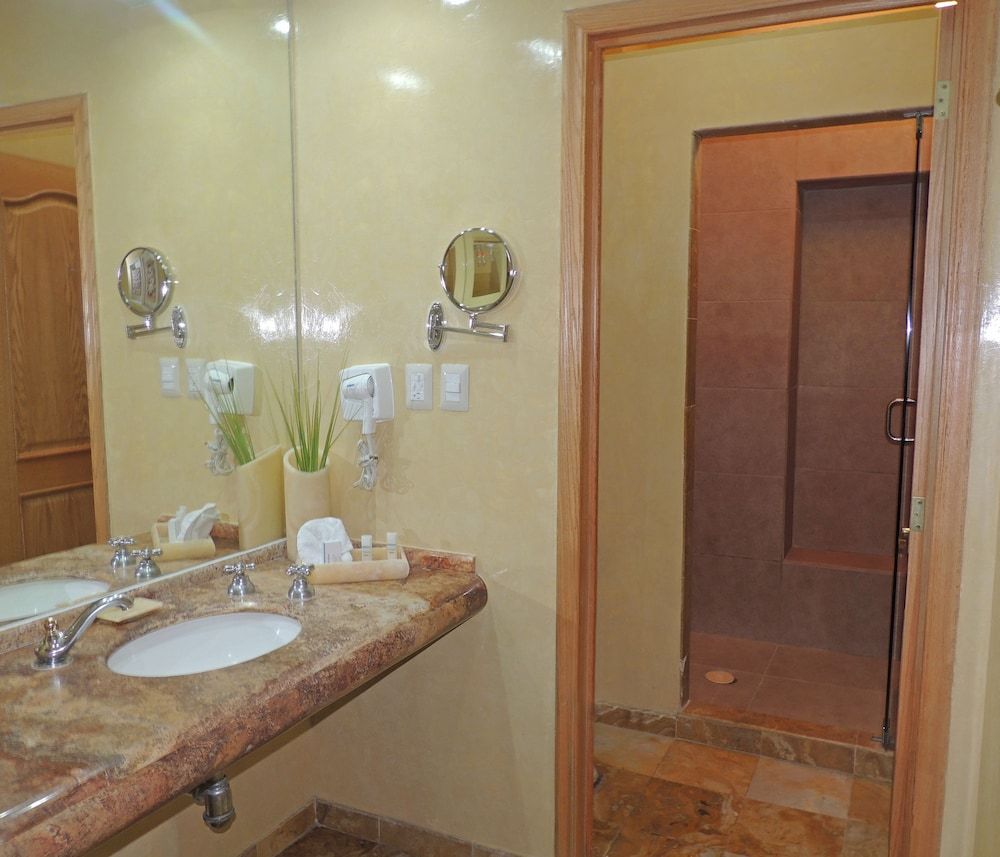 Gran Hotel de Querétaro Standard Double Room, 2 Double Beds 4