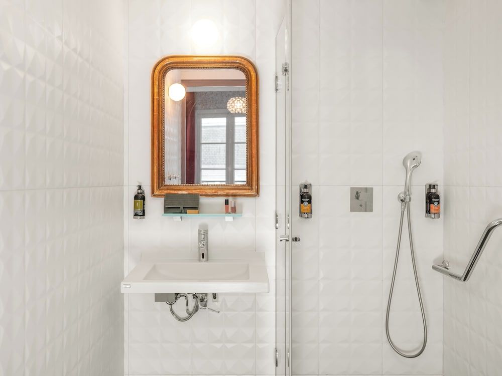 Hôtel Crayon Rouge Deluxe Double Room 7