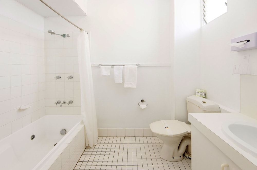 Mid City Motor Inn Family Room, Pool View