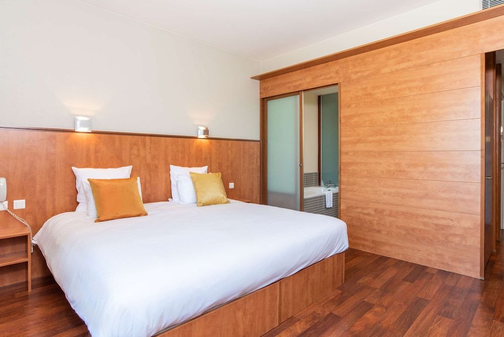 Best Western Plus Le Canard Sur le Toit Comfort Room, 1 King Bed, Non Smoking 3