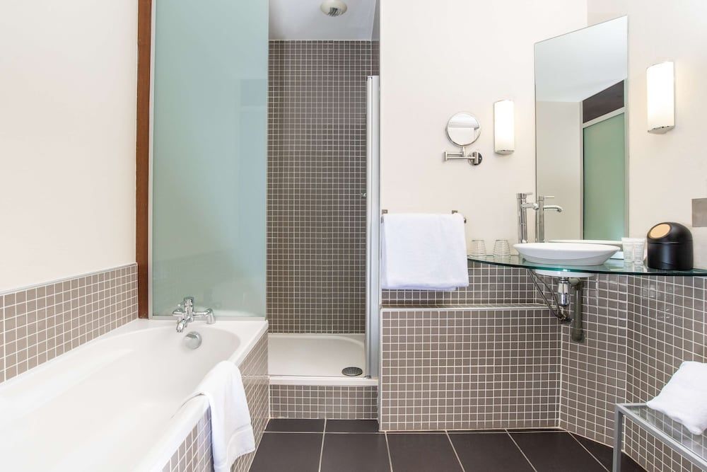 Best Western Plus Le Canard Sur le Toit Comfort Room, 1 King Bed, Non Smoking 6