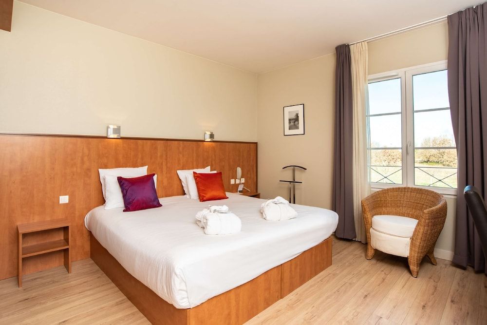 Best Western Plus Le Canard Sur le Toit Comfort Room, 1 King Bed, Non Smoking 2