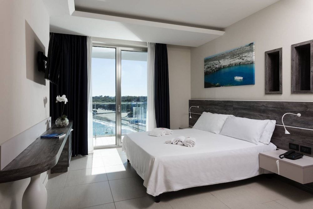 Hotel Belvedere, Torre Dell'Orso Deluxe Triple Room