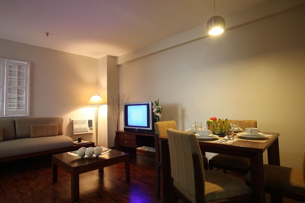 Amorsolo Mansion One Bedroom Executive Room 4