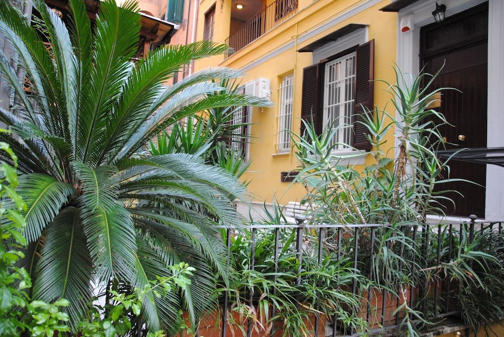 undefined White Vatican 9