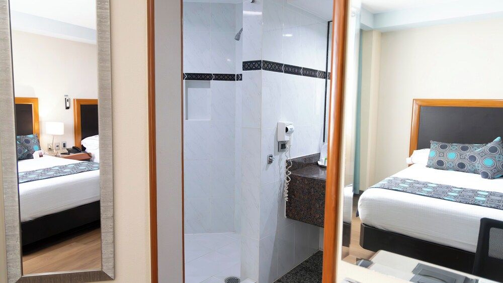 Hotel Abastos Plaza Standard Room, 2 Double Beds 9