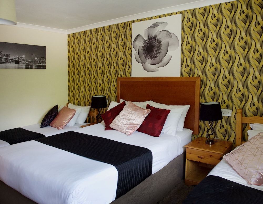 Little Foxes Hotel & Gatwick Airport Parking Family Quadruple Room, Multiple Beds, Non Smoking, Ensuite