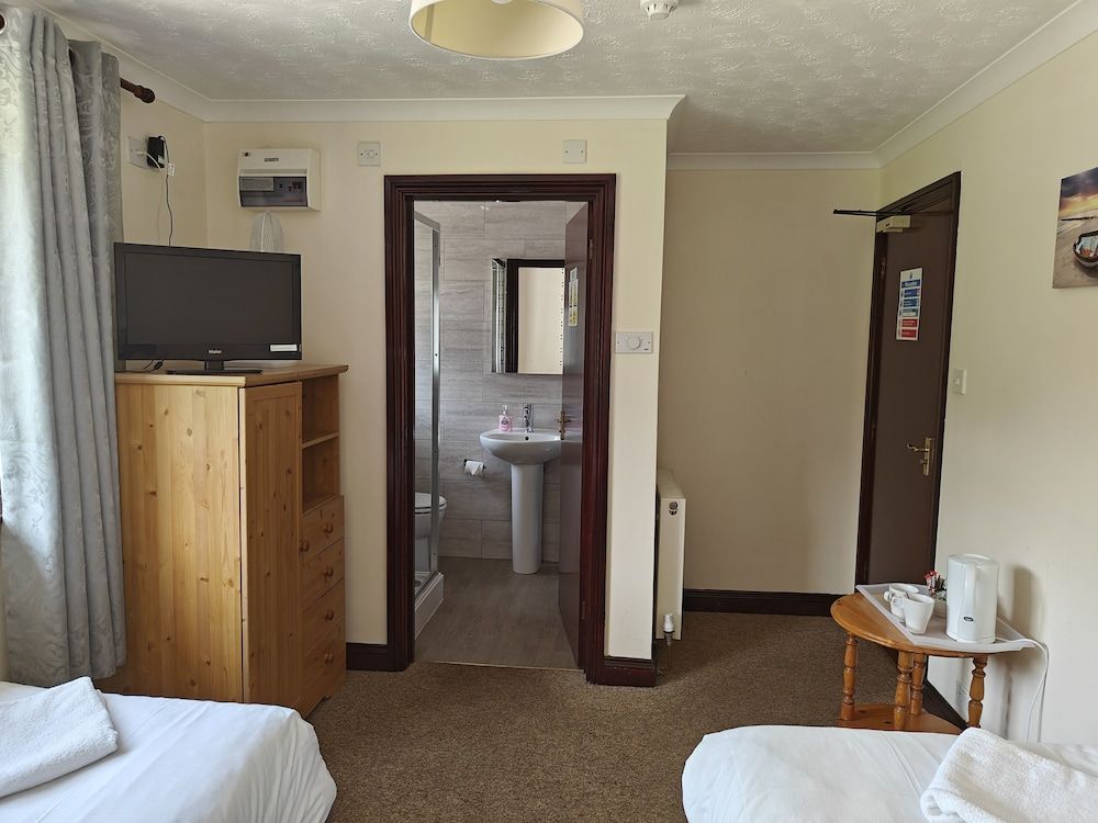 Little Foxes Hotel & Gatwick Airport Parking Standard Twin Room, 2 Twin Beds, Non Smoking, Ensuite