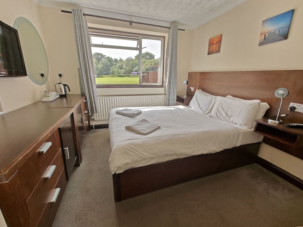 Little Foxes Hotel & Gatwick Airport Parking Standard Double Room, 1 Double Bed, Non Smoking, Ensuite 5