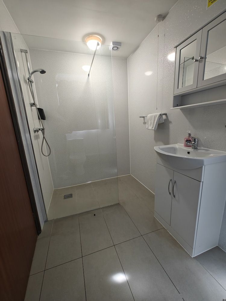 Little Foxes Hotel & Gatwick Airport Parking Standard Double Room, 1 Double Bed, Non Smoking, Ensuite 9