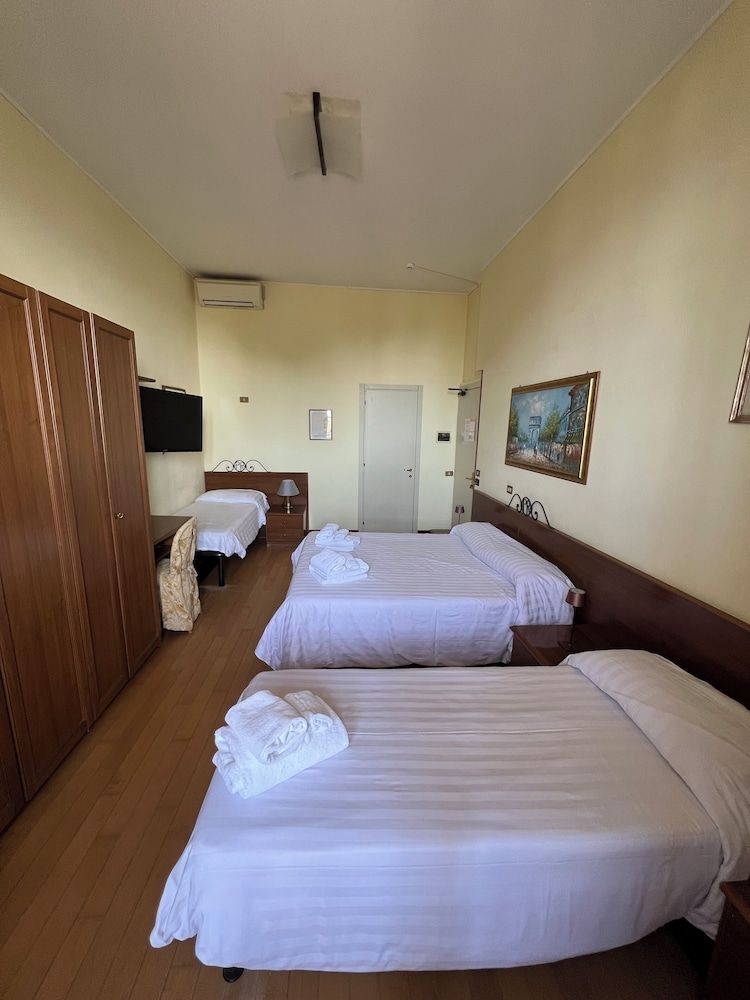 Hotel Petit Royal Quadruple Room, Sea View 2