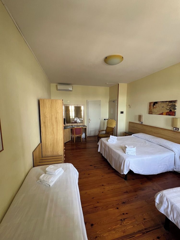 Hotel Petit Royal Quadruple Room, Sea View 4