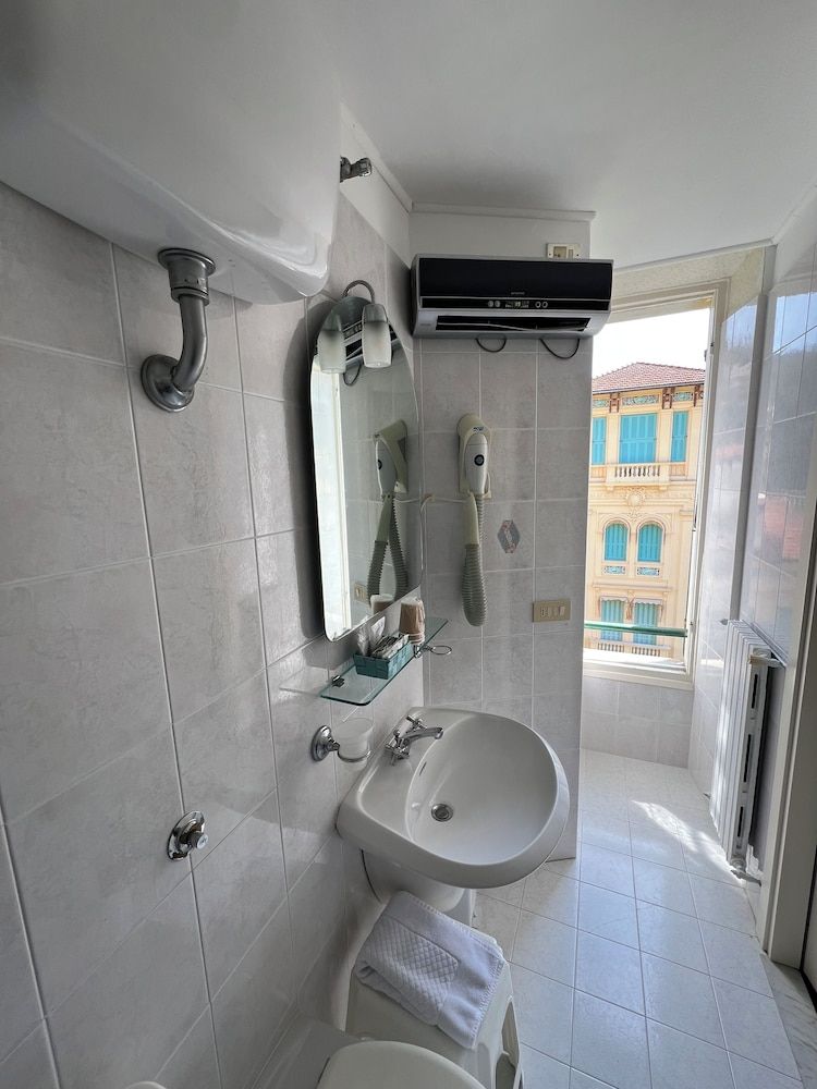 Hotel Petit Royal Quadruple Room, Sea View 11