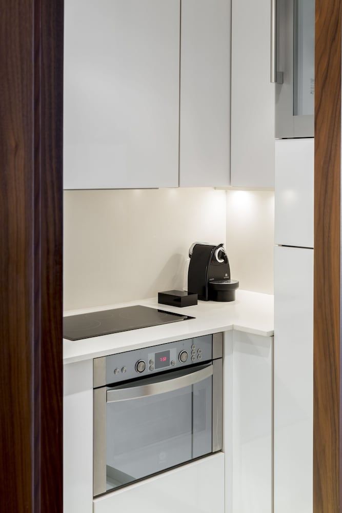 Suites Avenue Superior Apartment 13