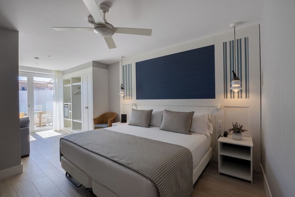 Catalonia Mirador des Port Premium Triple Room, Terrace, Sea View 4