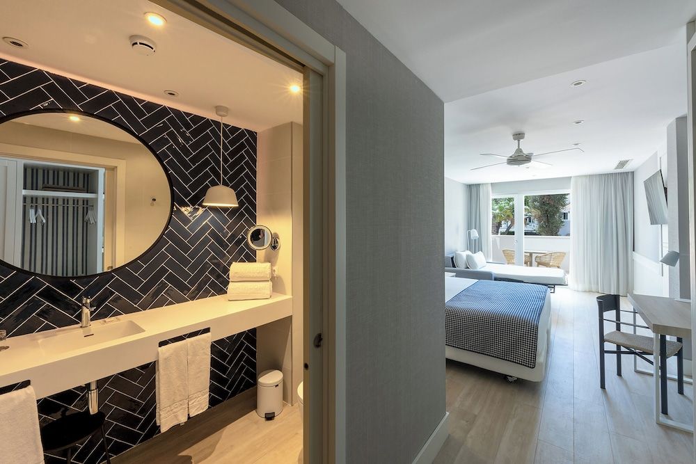 Catalonia Mirador des Port Premium Family Room, Garden View 4