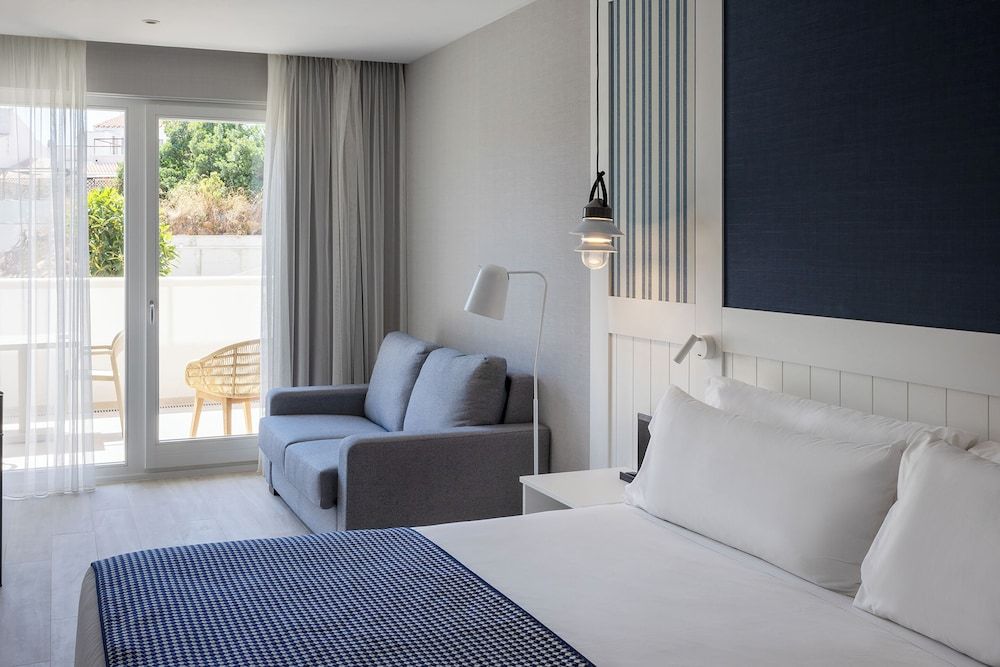 Catalonia Mirador des Port Premium Family Room, Garden View 3