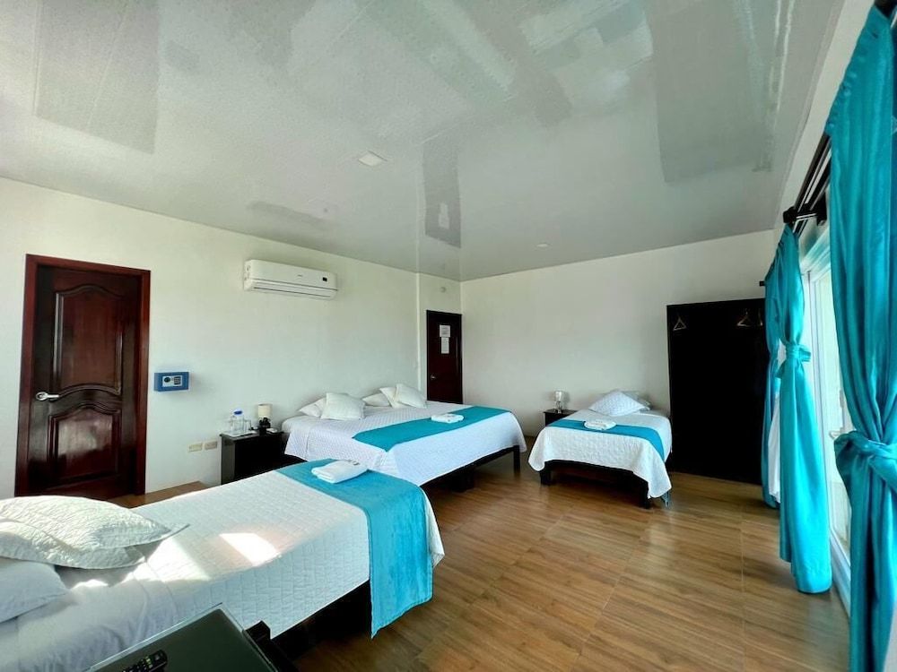 Hotel Cally Galapagos Deluxe Triple Room, Balcony 3