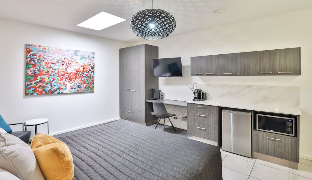 Indulge Apartments CBD Studio Suite - No Balcony or Window - Skylight Only 3