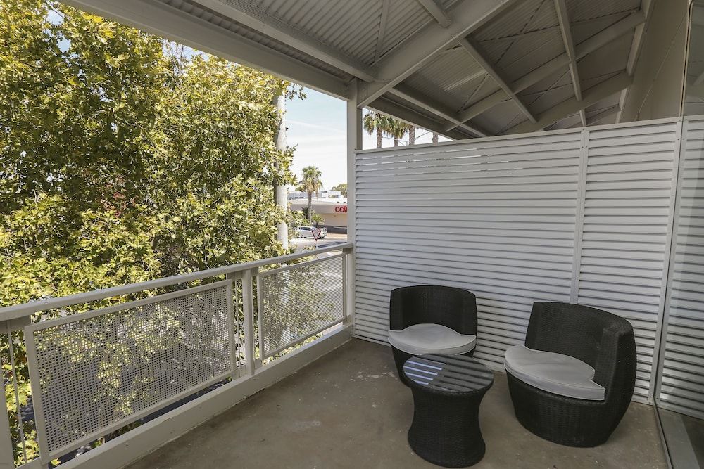 Indulge Apartments CBD Balcony Studio Suite 7