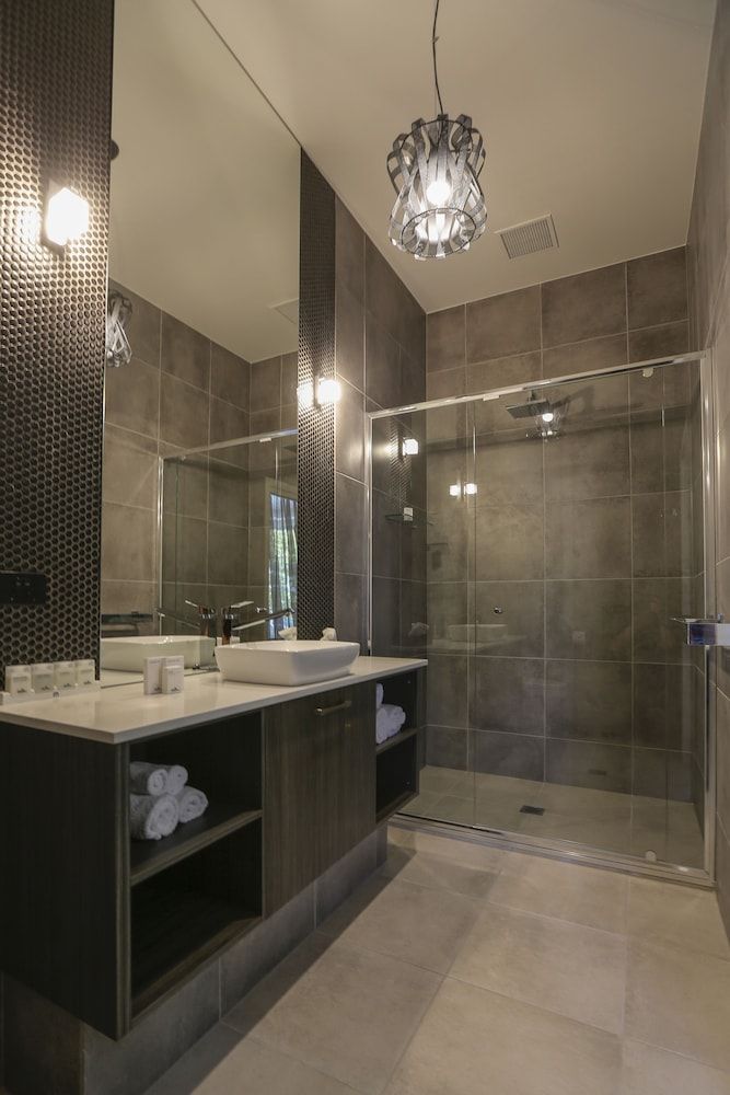 Indulge Apartments CBD Balcony Studio Suite 9