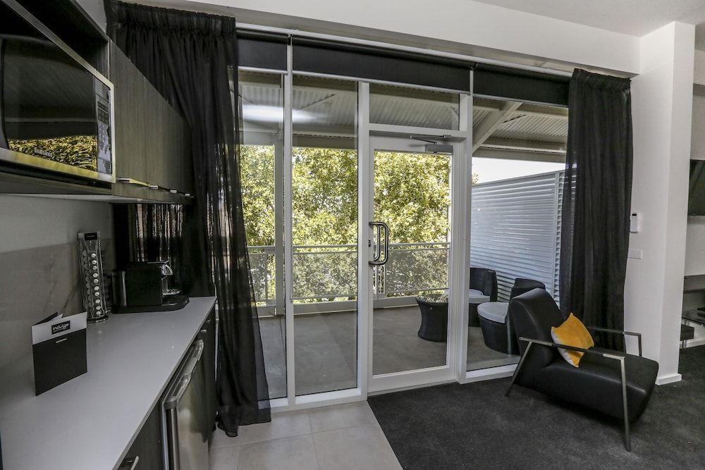 Indulge Apartments CBD Balcony Studio Suite 12