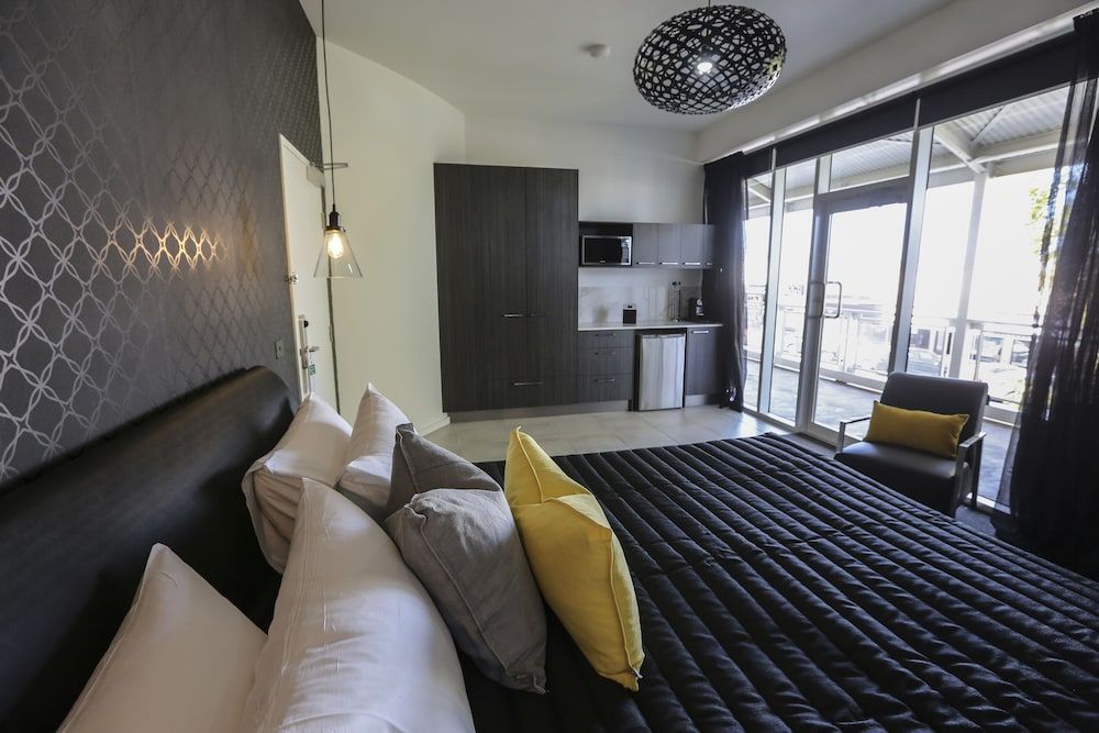 Indulge Apartments CBD Balcony Studio Suite 6