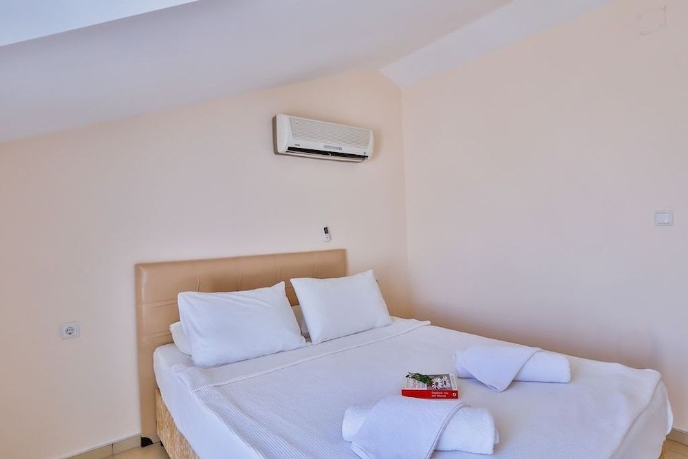 Classic Condo, 1 Bedroom, Kitchen, Pool View