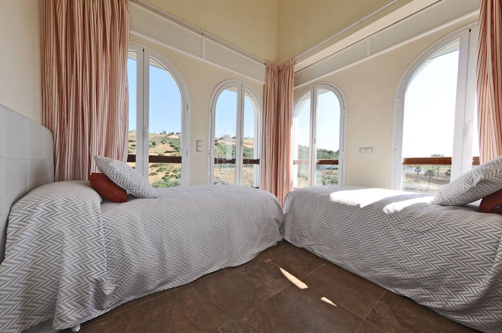 Mnar Castle Apartments Apartment, 4 Bedrooms, Sea View 2