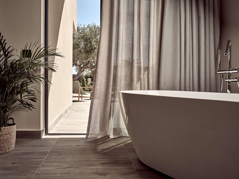 Evergreen Absolute Suite with Pool