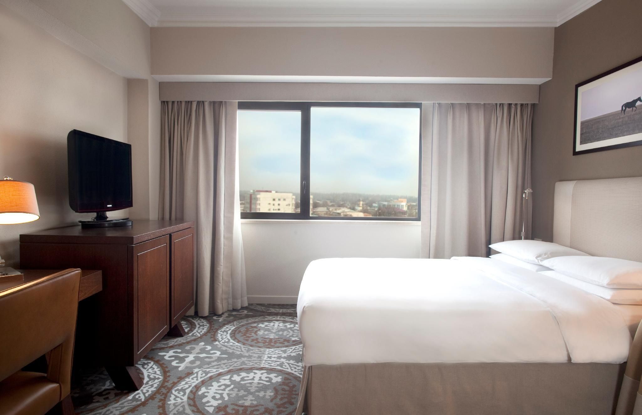 1 Queen Bed With Club Access