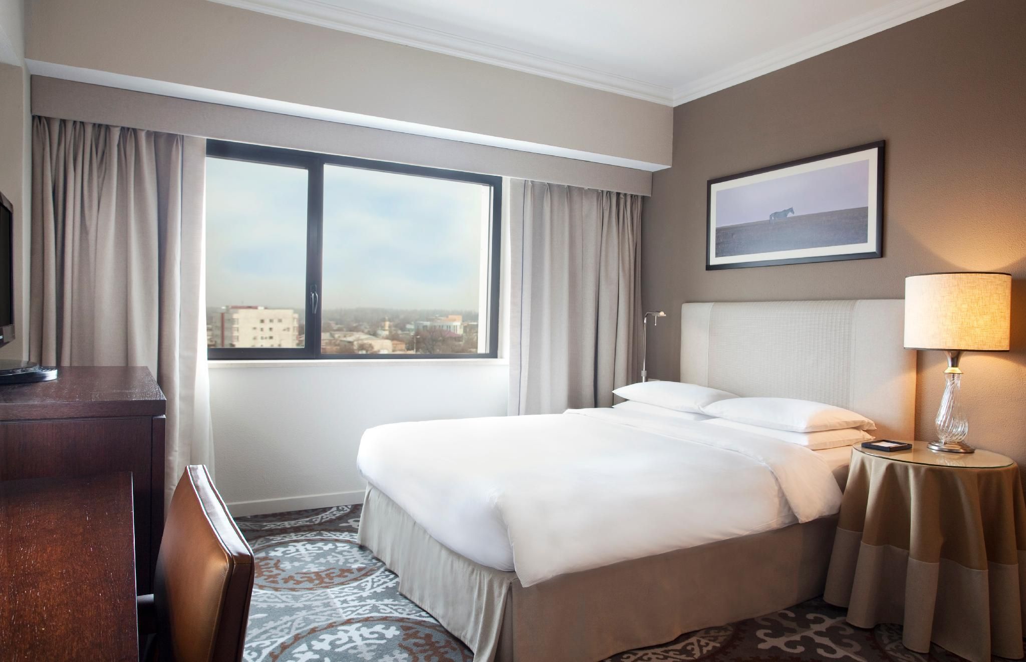 1 Queen Bed With Club Access