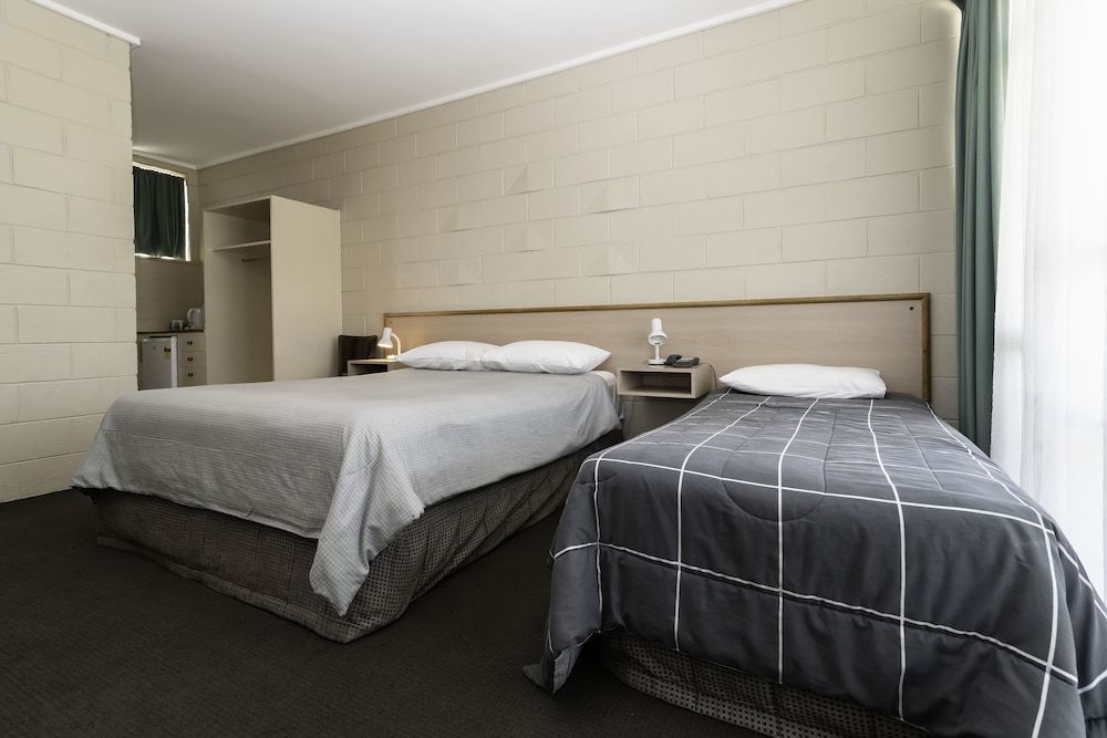 The Prince Mark Motor Inn Triple Room 7