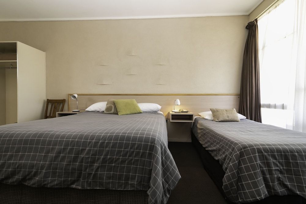 The Prince Mark Motor Inn Triple Room 2